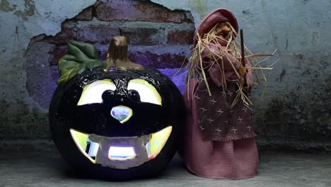 Bruja-De-Halloween-Con-Un-Vestido-Decorado-Sosteniendo-Una-Escoba-De-Madera-Cerca-De-Una-Calabaza-Parpadeante