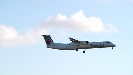 Avión-De-Air-Canada-Express-Volando-En-Richmond,-Canadá---Toma-De-Seguimiento