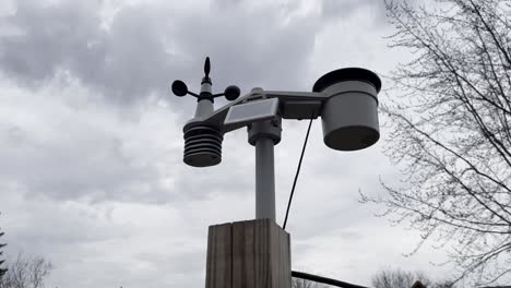 Wetterstation-Vor-Einem-Bewölkten-Himmel-Am-Tag,-Nahaufnahme