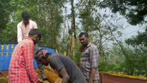 Trabajadores-Forestales-Indios-Transportando-Troncos-De-Madera-En-Un-Camión-En-Las-Regiones-Boscosas-Del-Sur-De-La-India