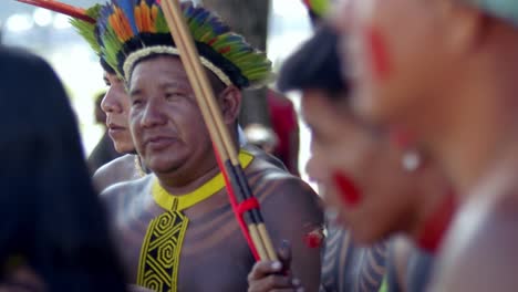 Pueblo-Indígena-Amazónico-Con-Atuendos-Tradicionales-Cantando-Y-Bailando-En-Cámara-Lenta.