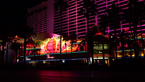 Las-Vegas-Boulevard-Bei-Nacht,-Verkehr-Auf-Dem-Strip-Vor-Dem-Flamingo-Casino-Hotel,-Nevada,-USA