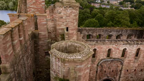 Linlithgow-Palace,-Scotland,-UK,-panning-shot-ending-at-Kings-Fountain-in-counrtyard