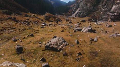 Aufnahmen-Von-Lahaul,-Spiti-Valley,-Die-Die-Weinroten-Farben-Der-Gefrorenen-Berge-Des-Himalaya-Zeigen