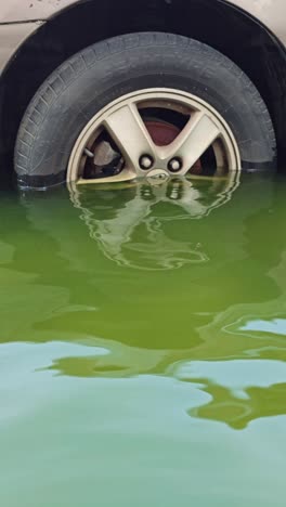 Un-Vehículo-Sumergido-En-Las-Inundaciones-Después-De-Una-Lluvia-Récord-En-Los-Emiratos-Árabes-Unidos