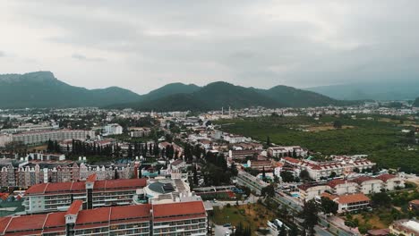 Drohnenansicht-Der-Stadt-Kemer-In-Antalya,-Ferienort-An-Der-Türkischen-Mittelmeerküste