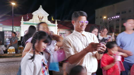 Familien-Lassen-Sich-Vor-Einem-Gemeindehaus-Fotografieren,-Wo-Eine-Veranstaltung-In-Bangkok,-Thailand-Stattfindet