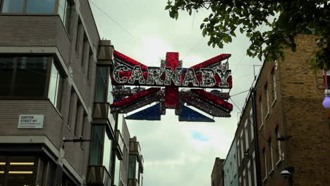 Letrero-De-Carnaby-Colgado-En-El-Aire---Union-Jack,-Carnaby-Street,-Londres,-Día,-ángulo-Bajo,-Letrero-De-Ganton-Street