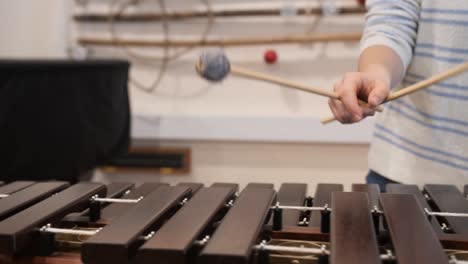 Marimba-Instrument-Gespielt-Von-Einer-Jungen-Frau,-Nahaufnahme-Aus-Zeitlupe