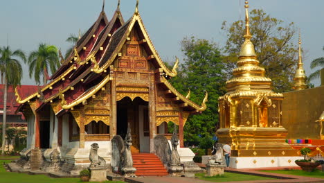 Tourist-couple-exploring-Wat-Chedi-Luang-temple,-Chiang-Mai