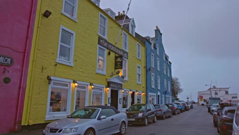 Toma-De-Establecimiento-En-Primera-Persona-Del-Famoso-Y-Colorido-Edificio-En-El-Paseo-Marítimo-De-Tobermory.