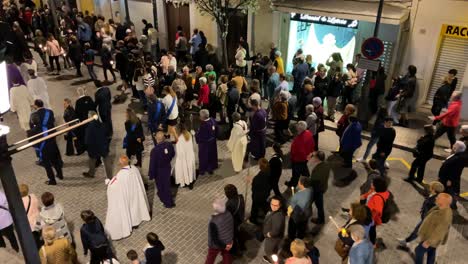 Wir-Sehen-In-Der-Prozession-Den-Durchgang-Der-Priester-Und-Der-Autoritäten,-Gefolgt-Von-Den-Frommen-Menschen,-Christlichen-Anhängern-Der-Jungfrau-Von-Angustias,-Alles-Geschieht-Nachts