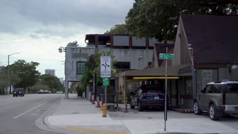 Una-Imagen-Exquisita-Captura-El-Encanto-De-Una-Tranquila-Calle-Urbana