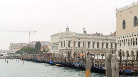 Gondola-Boats-With-Biblioteca-Nazionale-Marciana-Public-Library-In-Venice,-Italy