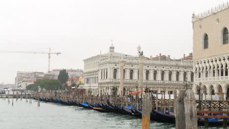 Gondelboote-Mit-Der-öffentlichen-Bibliothek-Biblioteca-Nazionale-Marciana-In-Venedig,-Italien