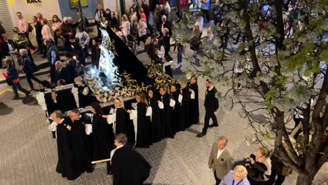 En-La-Procesión-Llega-La-Virgen-De-Las-Angustias-Con-Su-Corona-Y-Su-Manto-Negro-Con-Bordados-En-Oro,-Portado-Por-Sus-20-Hermanos-Portadores