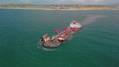 Nachlaufsaugbagger-über-Das-Meer-In-Del-Mar,-San-Diego,-Kalifornien