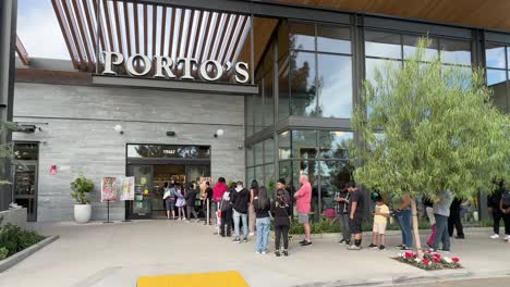 Gente-Esperando-En-La-Cola-En-La-Famosa-Panadería-Y-Cafetería-Porto&#39;s-En-Northridge,-California