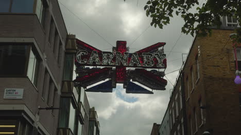 Cartel-De-Carnaby-Colgado-En-El-Aire---Union-Jack,-Carnaby-Street,-Londres,-Día,-ángulo-Bajo