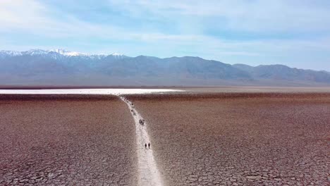 Gente-Caminando-Por-El-Camino-Hacia-La-Cuenca-Badwater-En-El-Parque-Nacional-Valle-De-La-Muerte,-California