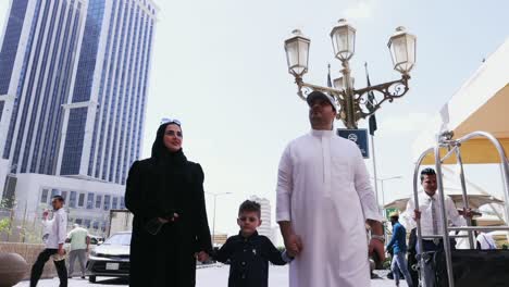 Muslim-family-arrive-at-hotel-in-Mekkah
