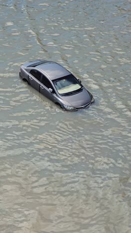 Un-Vehículo-Sumergido-En-Las-Inundaciones-Después-De-Unas-Precipitaciones-Récord-En-Los-Emiratos-Árabes-Unidos-En-Abril-De-2024.