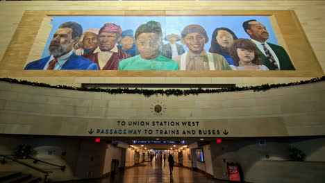 Mural-De-Union-Station-Los-Angeles-En-La-Entrada,-Cámara-Lenta,-Sol-De-Mayo,-Richard-Wyatt,-Ciudad-De-Los-Sueños,-Río-De-La-Historia