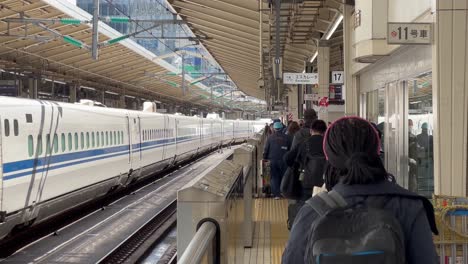 Gente-Corriendo-A-La-Estación-De-Tren-De-Kyoto-Con-Tren-Bala-En-Japón