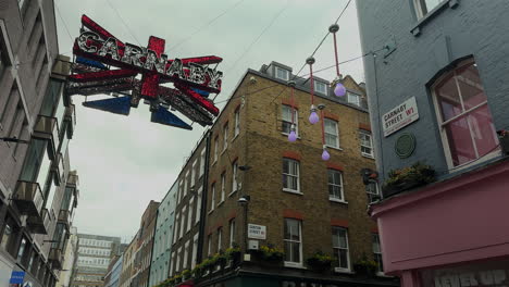 Carnaby-Schild-Hängt-In-Der-Luft---Union-Jack,-Carnaby-Street,-London,-Tag,-Niedriger-Winkel-Mit-Gebäuden