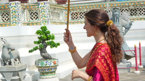 Mujer-Morena-Con-Traje-Tradicional-Tailandés-Posando-En-El-Templo-Wat-Arun,-Bangkok