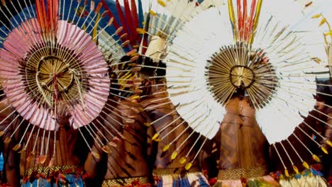 Miembros-De-Tribus-Indígenas-Amazónicas-Realizando-Danzas-Tradicionales,-Cámara-Lenta