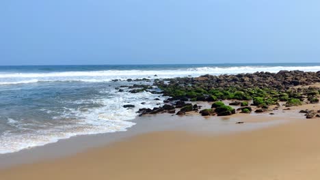 Sauberer-Felsiger-Strand-In-Indien