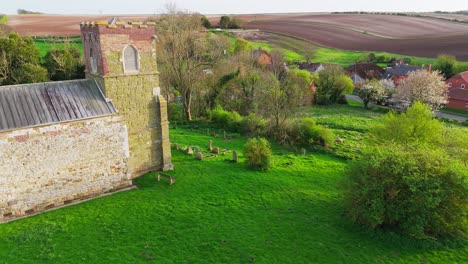 Luftaufnahmen-Einer-Drohne-Von-Einem-Kleinen-Dorf-Namens-Burwell-In-Lincolnshire-Im-Vereinigten-Königreich