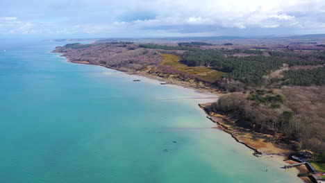 Vuelo-Aéreo-Sobre-La-Isla-De-Wight-Mar-Y-Campo-Día-Soleado-Reino-Unido-4k