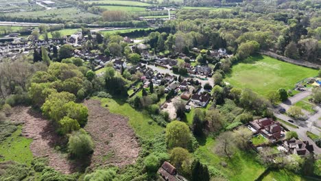 Casas-En-Virginia-Water-Village-Surrey,-Reino-Unido-Drone,antena