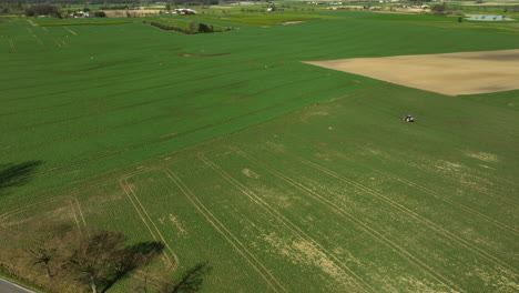 Ausgedehnte-Landwirtschaftliche-Landschaft-Mit-Flecken-In-Unterschiedlichen-Grüntönen