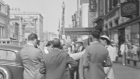 Geschäftige-New-Yorker-Straßenszene-Mit-Fußgängern-Und-Oldtimern-In-Den-1930er-Jahren
