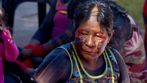 Mujer-Indígena-Amazónica-Con-Tatuajes-Tradicionales-Y-Pintura-En-Cámara-Lenta