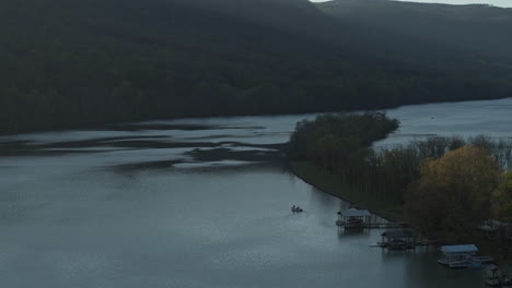 Aerial-footage-panning-across-a-fishing-boat-and-docks-on-the-Tennessee-River-outside-of-Chattanooga,-TN