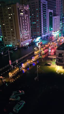 Tanklaster-Der-Gemeinde-Beseitigen-Hochwasser-Nach-Rekordverdächtigen-Regenfällen-Im-Land