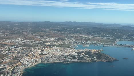 Vista-Aérea-De-La-Ciudad-De-Ibiza,-España,-Tomada-Desde-La-Cabina-De-Un-Avión-Que-Sale-Del-Aeropuerto.