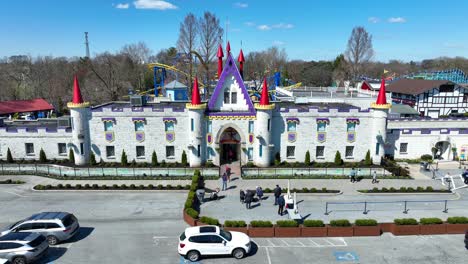 Group-of-people-leaving-Dutch-Wonderland-Family-Amusement-Park-in-Pennsylvania,-USA