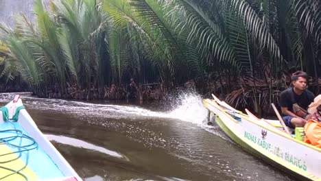 Tourists-boarding-a-traditional-boat-visit-the-geological-site-in-Ramang-Ramang-village,-Maros,-South-Sulawesi