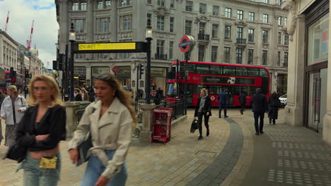 Día-De-Entrada-A-La-Estación-De-Metro-Oxford-Circus-Con-Compradores-Ocupados