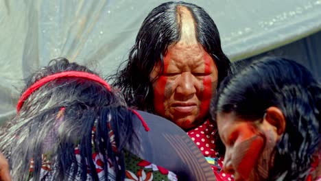 Ernste-Amazonas-Frau-Mit-Roter-Gesichtsbemalung-In-Zeitlupe
