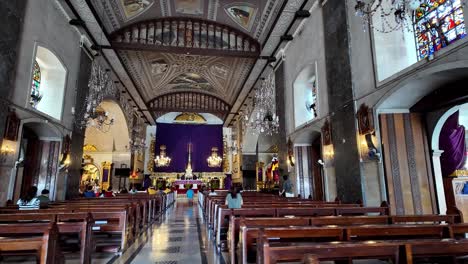 Serena-Panorámica-Lateral-De-La-Nave-Principal-De-Una-Iglesia-De-La-Ciudad-De-Cebú,-Que-Muestra-El-Altar-Con-El-Venerado-Niño-Al-Fondo.