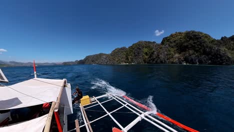 A-Bordo-De-Un-Barco-Tradicional-Filipino,-Sea-Testigo-De-La-Impresionante-Vista-Aérea-Del-Mar-Azul-De-Coron-Y-De-Los-Exuberantes-Acantilados-Verdes-En-El-Horizonte.