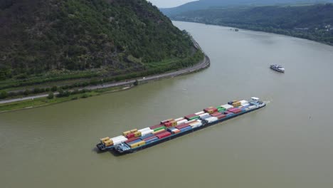 Empujó-Un-Convoy-De-Dos-Buques-Portacontenedores-Navegando-Por-El-Río-Rin,-Vista-Por-Drones