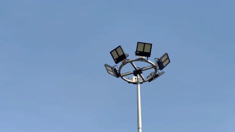 Starkes,-Leistungsstarkes-Scheinwerferlicht-Im-Stadion-Bei-Tageslicht