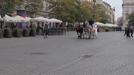 Horse-drawn-carriage-for-tourists-visiting-Krakow,-Poland